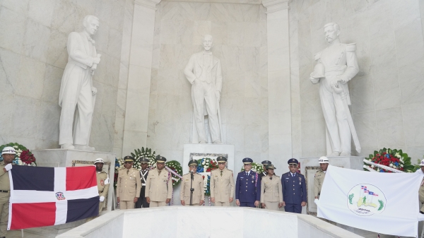 ISSFFAA deposita ofrenda Floral por Natalicio del Patricio Juan Pablo Duarte