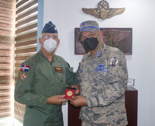 El Director General ISSFFAA recibe al Director General de la Industria Militar De Las Fuerzas Armadas