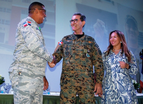 ADEOFA entrega Regalos a Primeros Ganadores del XII Bono Militar