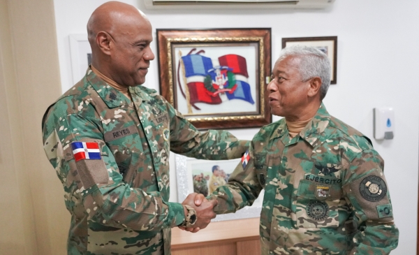Comandante del Regimiento Guardia de Honor del MIDE, realiza una visita oficial a la sede del ISSFFAA 
