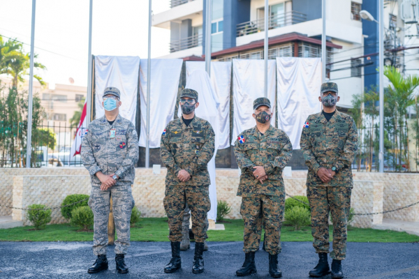 Ministro de Defensa inaugura Plaza a la Patria en el ISSFFAA y COOPINFA