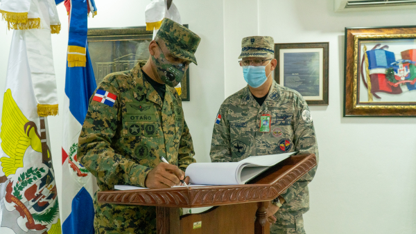 Visita del General de Brigada, Otaño Jiménez, ERD al ISSFFAA