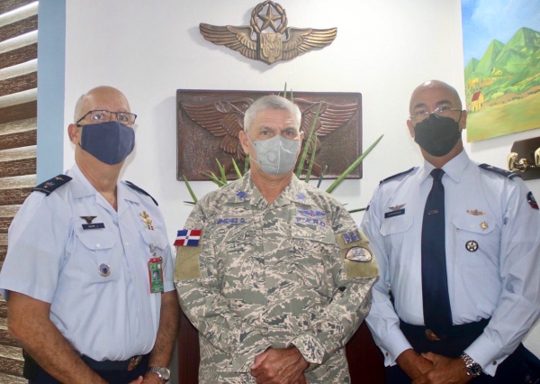 Visita del Mayor General Piloto, Juan Manuel Jiménez García, FARD y el General de Brigada Piloto, Francisco Miguel Corominas Sánchez, FARD