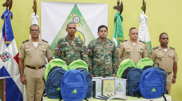 El ISSFFAA recibe donación de útiles escolares de COOPINFA